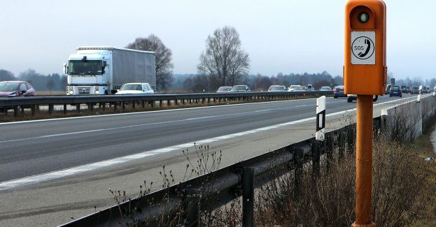 12 osób rannych w zderzeniu autokaru z tirem