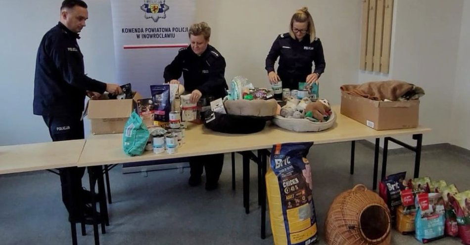 zdjęcie: Policjanci z Inowrocławia wsparli schronisko darami / fot. KPP Inowrocław