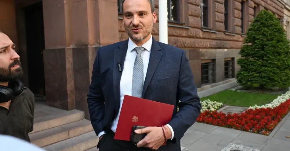 zdjęcie: Rzecznik MSZ: Polska przekazała ambasadorowi Rosji kategoryczny protest wobec eskalacji operacji hybrydowych / Warszawa, 31.07.2026. Rzecznik prasowy MSZ Maciej Wewiór (C) na briefingu przed siedzibą Ministerstwa Spraw Zagranicznych RP w Warszawie, 31 bm. Ministerstwo Spraw Zagranicznych wezwało ambasadora Rosji Gieorgija Michnę w związku z rakietą, która w czwartek uderzyła w terytorium Polski w miejscowości Tarnawa-Kolonia. Do wtargnięcia pocisku w polską przestrzeń powietrzną doszło w nocy z 29 na 30 bm., gdy Rosjanie dokonali kolejnego zmasowanego ataku na Ukrainę, w tym m.in. na Lwów. (amb) PAP/Rade