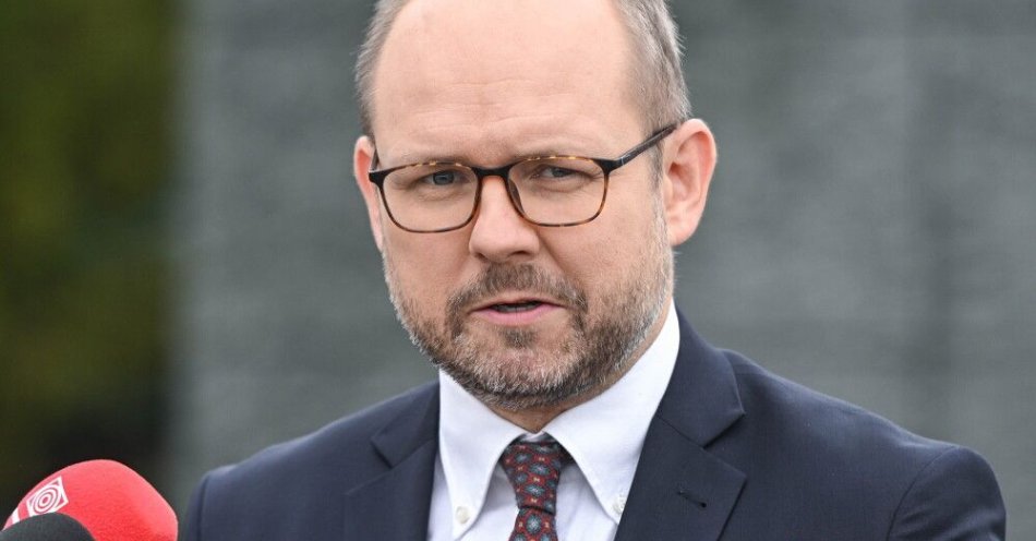 zdjęcie: Przydacz: prezydent jest otwarty na rozmowy nt. przepisów o statusie osoby najbliższej / Warszawa, 09.10.2025. Sekretarz stanu w KPRP, szef Biura Polityki Międzynarodowej Marcin Przydacz podczas konferencji prasowej na lotnisku wojskowym w Warszawie, 9 bm. Prezydent RP Karol Nawrocki udaje się z dwudniową wizytą do Estonii, w związku z udziałem w Spotkaniu Prezydentów Państw Grupy Arraiolos w Tallinnie. (mr) PAP/Radek Pietruszka