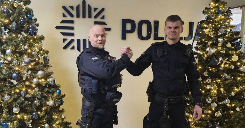 zdjęcie: Policjanci z Zielonej Góry uratowali życie sąsiadki / fot. KMP Zielona Góra