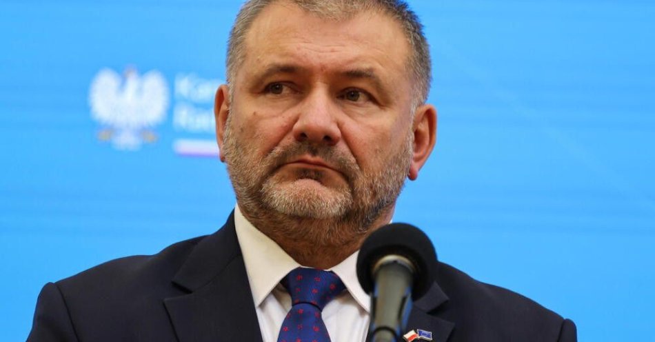 zdjęcie: Żurek: w 2025 roku do prokuratury wpłynęło ponad 1,12 mln spraw, z czego 1,09 mln zostało zakończonych / Warszawa, 17.11.2025. Minister sprawiedliwości Waldemar Żurek na konferencji prasowej w siedzibie Kancelarii Prezesa Rady Ministrów w Warszawie, 17 bm. dotyczącej incydentów na kolei. Na trasie Warszawa-Lublin doszło do dwóch aktów dywersji; podczas pierwszego z nich eksplozja ładunku wybuchowego zniszczyła tor kolejowy, co zdaniem premiera Donalda Tuska miało najprawdopodobniej doprowadzić do wysadzenia pociągu. W innym miejscu pociąg z 475 pasażerami musiał nagle hamować przez uszkodzoną linię