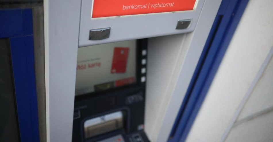zdjęcie: Prokuratura w Bydgoszczy wszczęła śledztwo dot. kradzieży pieniędzy z rachunków w banku Santander / Warszawa, 27.10.2025. Bankomat banku Santander, 27 bm. w Warszawie. Bank Santander poinformował, że monitoring wykrył przestępcze transakcje przy użyciu kart płatniczych klientów. Zapewnił, że skradzione pieniądze zostaną zwrócone. Zgłoszenia ws. nieuprawnionych wypłat monitoruje na terenie całego kraju Komenda Główna Policji. (ls/mgut) PAP/Leszek Szymański