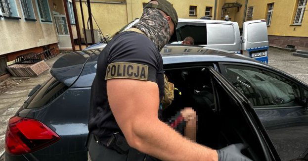 Robiąc zakupy, zgubił woreczek z narkotykami.