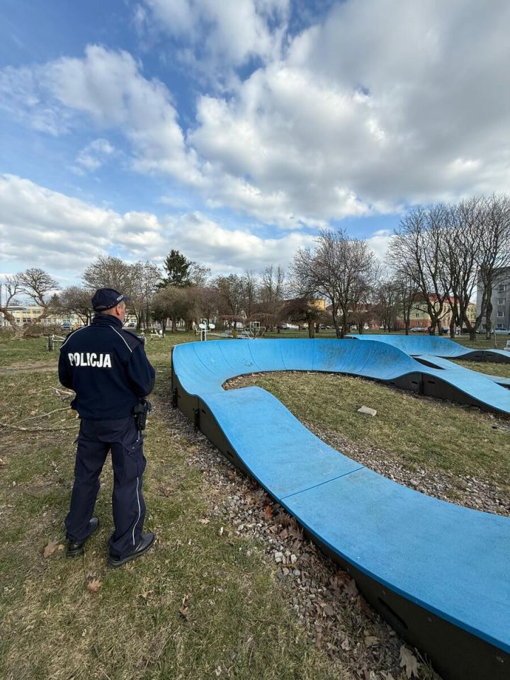 zdjęcie: Kontrole placów zabaw i skateparków w akcji Bezpieczny Powiat / fot. KPP w Świdwinie IMG-20260410-WA0035