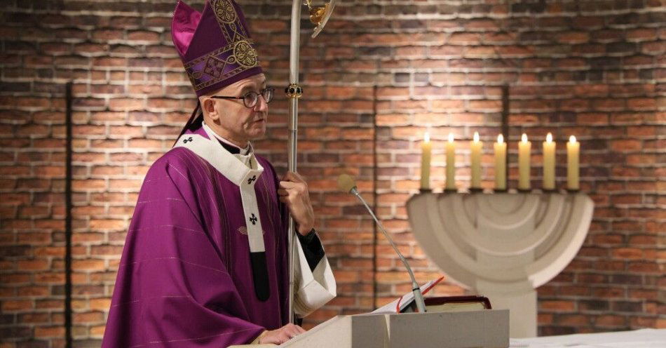 zdjęcie: Mija rok od objęcia archidiecezji warszawskiej przez abp. Adriana Galbasa / Warszawa, 07.12.2025. Metropolita warszawski abp Adrian Galbas przewodniczy mszy świętej wieńczącej maraton modlitewny w intencji rodzin w stołecznym kościele Monastycznych Wspólnot Jerozolimskich, 7 bm. Modlitwa rozpoczęła się w piątek 5 grudnia nieszporami o godz. 17.30; miała formę nieustannej adoracji Najświętszego Sakramentu, która trwała przez kolejne 42 godziny, również w nocy. (aldg) PAP/Paweł Supernak