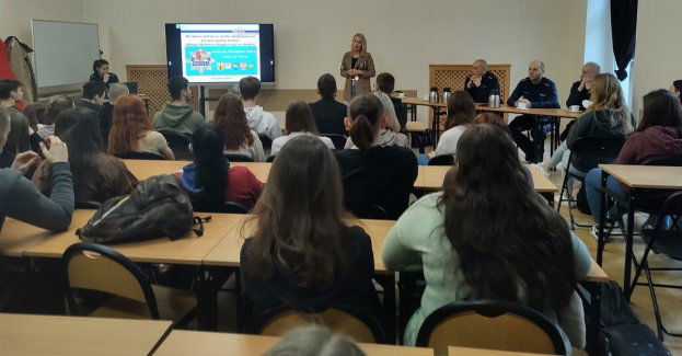 Policjanci zorganizowali debatę