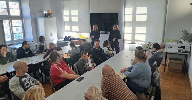 Spotkanie policjantek z uczestnikami warsztatów terapii zajęciowej we Fromborku
