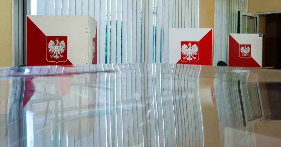 zdjęcie: Sondaż dla „SE”: gdyby w wyborach starły się dwie koalicje, blok z KO miałby 55 proc., z PiS - 43 proc. / Kamieniec Wrocławski, 01.06.2025. Wybory prezydenta RP - II tura. Lokal wyborczy w Kamińcu Wrocławskim, 1 bm. Rozpoczęło się głosowanie w II turze wyborów Prezydenta RP. Do jego zakończenia obowiązuje cisza wyborcza. (awol) PAP/Krzysztof Ćwik