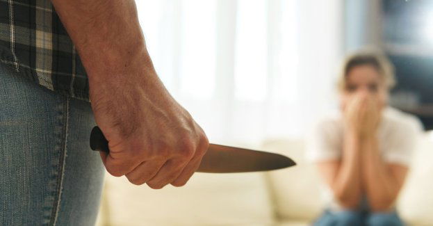 Mężczyzna zranił nożem dwie kobiety, a później sam się okaleczył