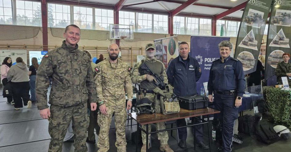 zdjęcie: Kontrterroryści i policja na Targach Edukacji i Pracy w Bartoszycach / fot. KPP w Bartoszycach Policjanci w czasie Targów Edukacji i Pracy