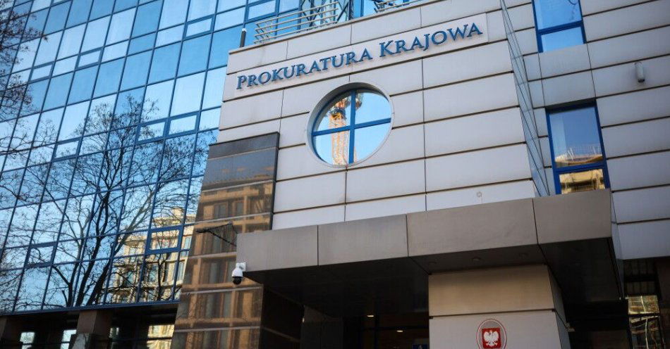 zdjęcie: PK: przedłużono działanie międzynarodowego zespołu badającego zbrodnie związane z rosyjską agresją na Ukrainę / Warszawa, 19.11.2025. Siedziba Prokuratury Krajowej w Warszawie, 19 bm. gdzie odbył się briefing prasowy rzecznika Prokuratury Krajowej Przemysława Nowaka, poświęcony ustaleniom i działaniom procesowym Prokuratury Krajowej w śledztwie dotyczącym aktów dywersji przeciwko infrastrukturze kolejowej. (ad) PAP/Leszek Szymański