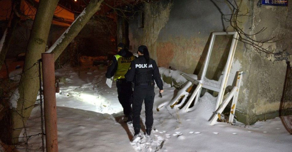 zdjęcie: Policja: minionej doby z wychłodzenia zmarły trzy osoby, a od początku listopada 40 osób / Przemyśl, 08.02.2017. Policjantka i strażnik miejski podczas prowadzonego w Przemyślu w nocy z 8 na 9 bm. ogólnopolskiego badania liczby osób bezdomnych. Jej ustalenie jest niezbędne do podejmowania wszelkich działań mających na celu ograniczenie negatywnych skutków bezdomności w Polsce. Tego rodzaju badanie jest realizowane co 2 lata. Ostatnie przeprowadzono w nocy z 21 na 22 stycznia 2015r. (dd/cat)
PAP/Darek Delmanowicz