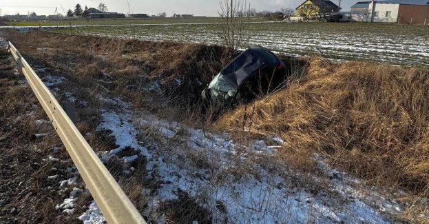 Nie zapanował na autem i wylądował w rowie
