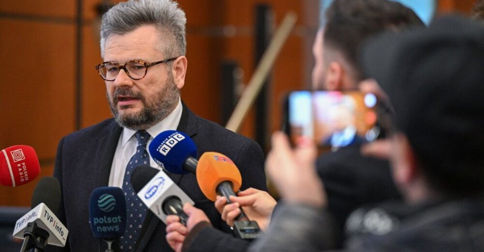 zdjęcie: Skiba: przesłuchiwany w prokuraturze poseł Suski miał dostać zawału, badania nic nie wykazały / Warszawa, 07.01.2026. Rzecznik Prokuratury Okręgowej Piotr Skiba podczas briefingu prasowego, 7 bm. w holu Prokuratury Okręgowej w Warszawie. Spotkanie dot. śmierci dziecka, którego zwłoki ujawniono dzień wcześniej na ulicy Modzelewskiego, na warszawskim Mokotowie. Opiekunowie dziecka byli pijani. Zostali zatrzymani. (mr) PAP/Radek Pietruszka