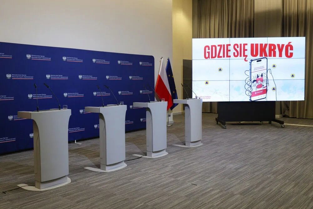 zdjęcie: Ekspert: w typowaniu bezpiecznego miejsca obowiązują zasady - aplikacja, piwnica, grube ściany / Warszawa, 22.12.2025. Konferencja prasowa w siedzibie MSWiA w Warszawie, 22 bm. Tematem konferencji była przygotowana przez Państwową Straż Pożarną nowa aplikacja z mapą punktów schronienia. (jm) PAP/Paweł Supernak