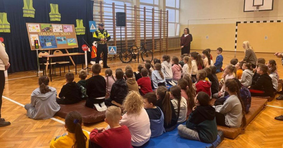 zdjęcie: Policjant uczy dzieci o odblaskach w dwóch szkołach / fot. KPP w Jarosławiu Fot. KPP Jarosław