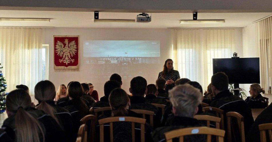 zdjęcie: Uczniowie klas mundurowych odwiedzili głogowską policję / fot. KPP w Głogowie