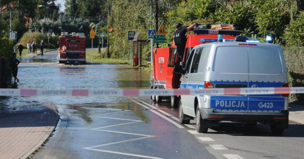 Na terenach powodziowych ponad 8 tys. policjantów; 12 zgłoszeń ws. szabrowników