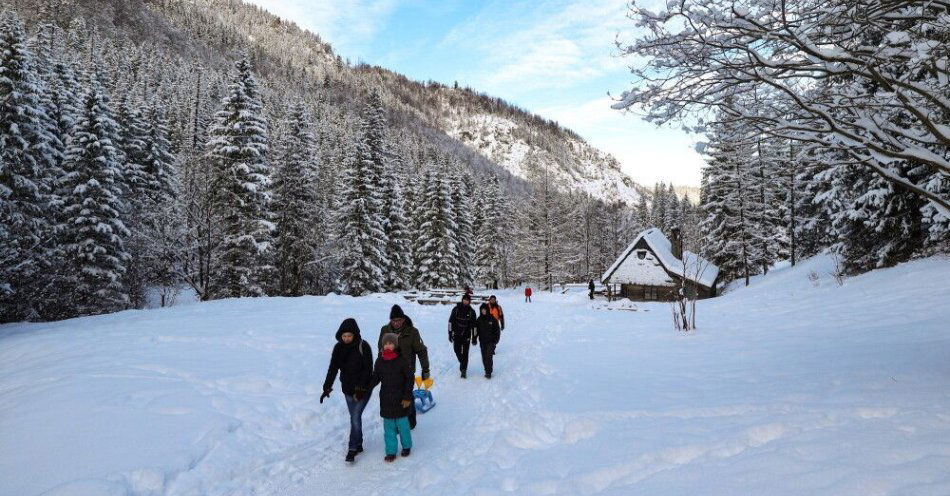 zdjęcie: Tatry: ubywa śniegu, maleje zagrożenie lawinowe; na szczytach wciąż niebezpiecznie / Zakopane, 09.01.2026. Zima w Tatrach, 9 bm. IMGW ostrzega przed silnym mrozem. Temperatura na obszarach górskich może spaść do minus 20 st. C. Wysoko w górach możliwy przyrost pokrywy śnieżnej do 30 cm. (sko) PAP/Grzegorz Momot