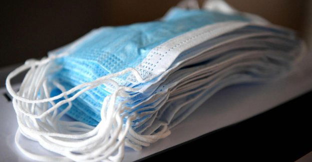 54 proc. przeciw obowiązkowym maseczkom w miejscach publicznych, 32,1 proc. - za
