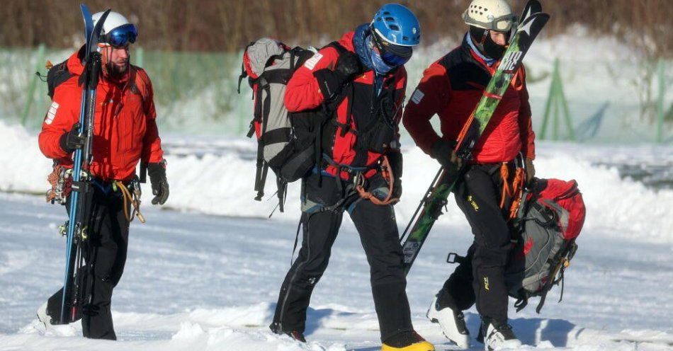 zdjęcie: Tatry: po upadku na Kozim Wierchu turystka straciła przytomność; skomplikowana akcja ratownicza / Zakopane, 29.11.2023. Ratownicy TOPR powracają z akcji poszukiwawczej 46-letniego turysty, 29 bm. w Zakopanem. Mężczyzna w sobotę samotnie wyruszył w Tatry z zamiarem zdobycia Czerwonych Wierchów. W działaniach bierze udział śmigłowiec W-3 Sokół Lotniczej Grupy Poszukiwawczo Ratowniczej z 33. Bazy Lotnictwa Transportowego w Powidzu. (gm/doro) PAP/Grzegorz Momot