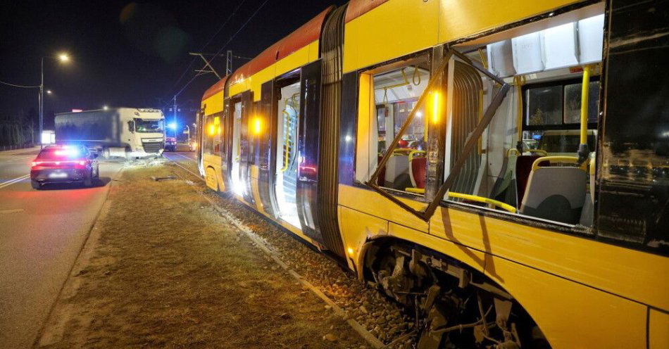 zdjęcie: Warszawa: zderzenie ciężarówki z tramwajem i potrącenie na torowisku; utrudnienia w kursowaniu tramwajów / Warszawa, 06.03.2026. Miejsce zderzenia tramwaju z ciężarówką w rejonie przystanku Inowłodzka na warszawskim Żeraniu, 6 bm. Wg. rzecznika Tramwajów Warszawskich skręcająca ciężarówka wymusiła pierwszeństwo na tramwaju jadącym w kierunku pętli Żerań. Bok składu jest uszkodzony. Trzy osoby zostały ranne, dwie zostały przebadane na miejscu, jedna - motorniczy - pojechał na badania do szpitala. (jm) PAP/Paweł Supernak