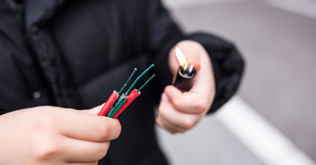 11-latek trafił do szpitala po wybuchu petardy, którą sam skonstruował z innych petard