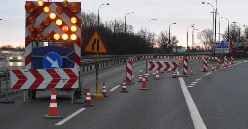 zdjęcie: W weekend w Warszawie asfaltowanie Wisłostrady, Grójeckiej i Trasy Łazienkowskiej / Warszawa, 16.02.2015. Zamknięty wjazd na Most Łazienkowski w Warszawie, 16 bm. Zmiany w komunikacji miejskiej oraz objazdy zostały wprowadzone w związku z awaryjnym zamknięciem Mostu Łazienkowskiego, po pożarze do którego doszło 14 bm. Ruch na moście został wstrzymany do odwołania. (rp/awol) PAP/Radek Pietruszka