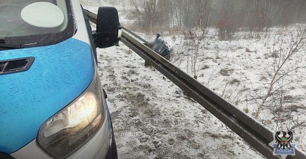 Stosujmy prędkość do panujących warunków na drodze i nie przekraczajmy tej dozwolonej przepisami. Dachowanie na ul. Uczniowskiej