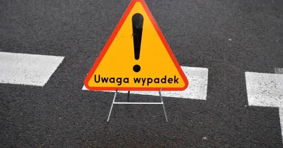 zdjęcie: Policja: cztery osoby zginęły w wypadku na A1 / Przemyśl, 19.10.2020. Miejsce tragicznego wypadku na drodze krajowej nr 77 w Przemyślu, 19 bm., gdzie doszło do zderzenia 3 samochodów osobowych. Zginęła kierująca fiatem siena i podróżujący z nią pasażer. 4 osoby zostały ranne. (dd/awol) PAP/Darek Delmanowicz