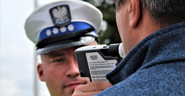Nietrzeźwy i bez uprawnień uderzył w zaparkowane auta. Grozi mu do 3 lat więzienia