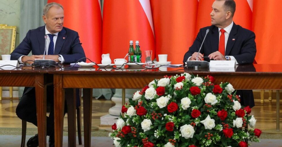 zdjęcie: Politolog: konflikt między Nawrockim a Tuskiem będzie narastał / Warszawa, 27.08.2025. Prezydent RP Karol Nawrocki (P) i premier Donald Tusk (L) podczas posiedzenia Rady Gabinetowej w Pałacu Prezydenckim w Warszawie, 27 bm. Tematami obrad mają być: stan finansów publicznych, inwestycje rozwojowe, w tym budowa Centralnego Portu Komunikacyjnego i elektrowni jądrowych, a także ochrona polskiego rolnictwa. (mr) PAP/Albert Zawada