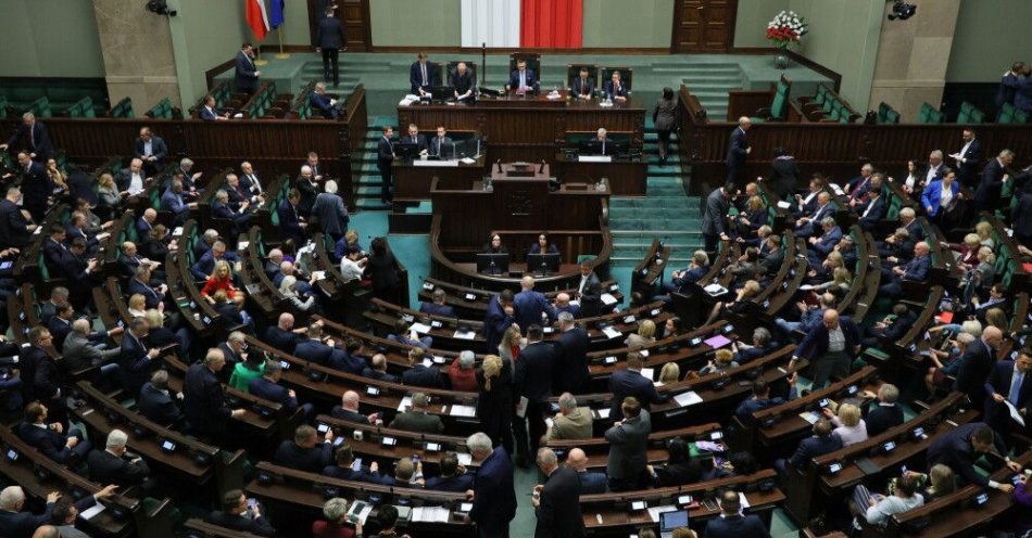 zdjęcie: Tomczyk: odtajnienie części piątkowego posiedzenia możliwe tylko wtedy, gdy pozwoli na to śledztwo / Warszawa, 06.11.2025. Posłowie na sali obrad podczas bloku wieczornych głosowań w Sejmie w Warszawie, 6 bm. (mr) PAP/Paweł Supernak