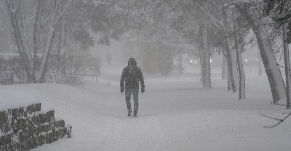 zdjęcie: Mróz jest zagrożeniem dla życia; służby apelują o wrażliwość wobec bezdomnych / Koszalin, 03.01.2026. Zasypane śniegiem po intensywnych nocnych opadach ulice Koszalina, 3 bm. Na północno-zachodnim Pomorzu oraz w północno-wschodniej części woj. zachodniopomorskiego obowiązują ostrzeżenia przed intensywnymi opadami śniegu, które powodują przyrost pokrywy śnieżnej miejscami do 40 cm. W związku z tym Rządowe Centrum Bezpieczeństwa wydało alerty. (pk/amb) PAP/Piotr Kowala