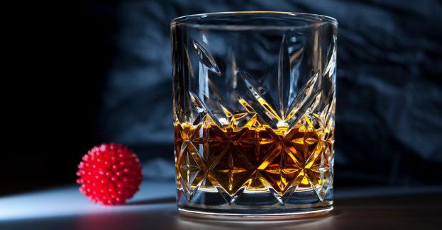 "Odkażanie" koronawirusa po polsku – w izolacji coraz częściej sięgamy po alkohol