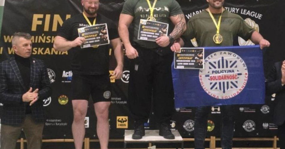 zdjęcie: Medale policjantów ze Sztutowa w finale wyciskania sztangi / fot. KPP w Nowym Dworze Gdańskim