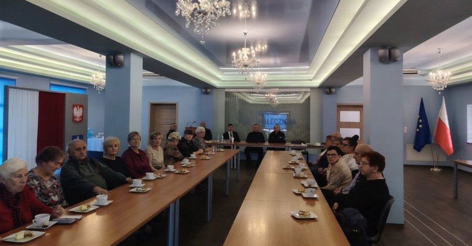 zdjęcie: Policja i mieszkańcy Pałecznicy przeciw oszustom seniorów / fot. KMP w Proszowicach