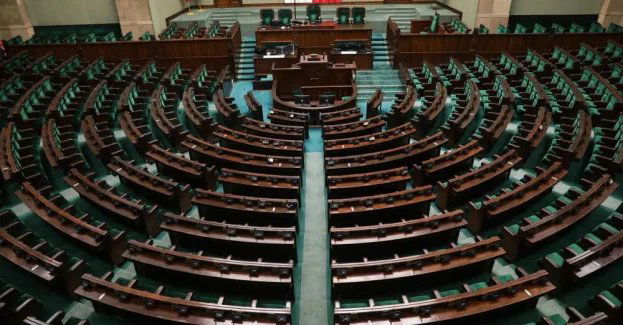 Sondaż dla WP: KO z poparciem 27,3 proc., PiS – 20,6 proc., Konfederacja – 14,1 proc.