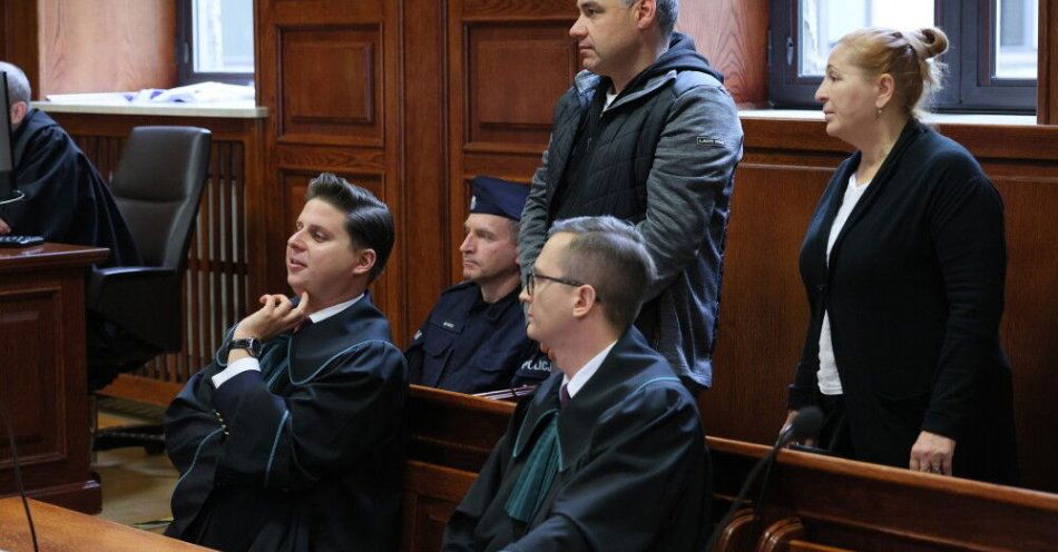 zdjęcie: Żurawlow: dziękuję Polakom i Ukraińcom za wsparcie / Warszawa, 17.10.2025. Wołodymyr Żurawlew (C) na sali Sądu Okręgowego w Warszawie, 17 bm. Sąd postanowił odmówić władzom niemieckim wydania Wołodymyra Żurawlewa, podejrzewanego o wysadzenie gazociągu Nord Strem, a także uchylić środek zapobiegawczy w postaci tymczasowego aresztowania i nakazać niezwłoczne zwolnienie obywatela Ukrainy. (amb) PAP/Rafał Guz