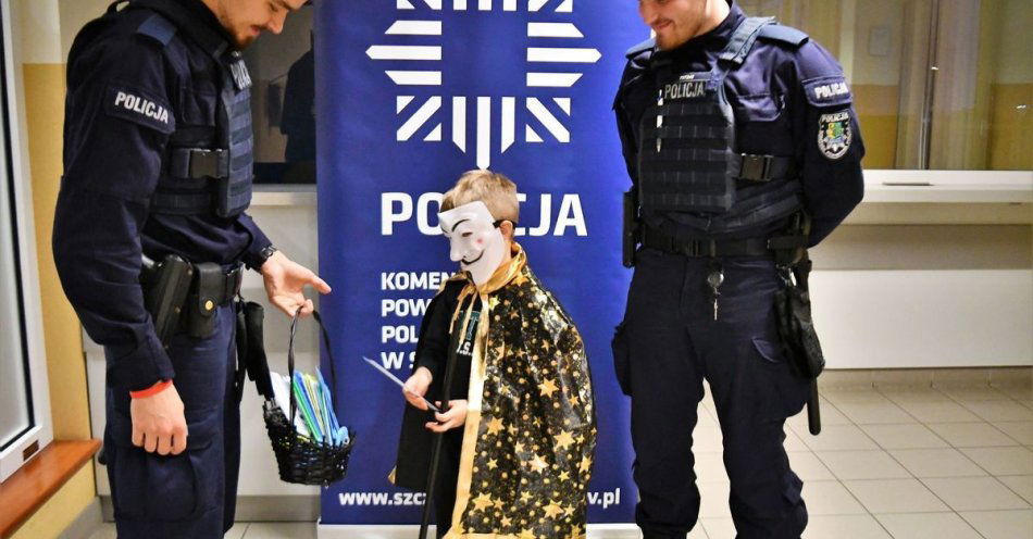 zdjęcie: Szczecinek policjanci rozdali odblaski na bezpieczne Halloween / fot. KPP w Szczecinku