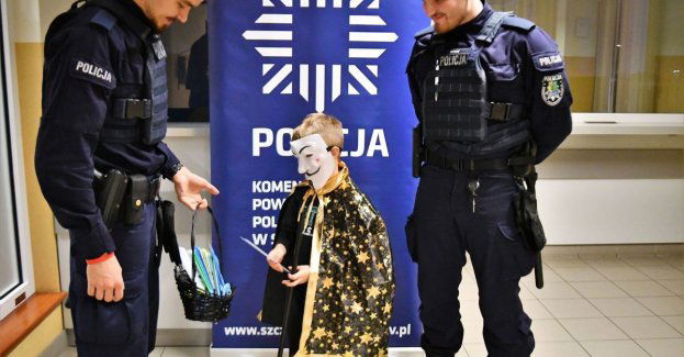 Szczecinek policjanci rozdali odblaski na bezpieczne Halloween