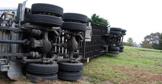 Wypadek na DK 15. Ciężarówka uderzyła w słup trakcyjny