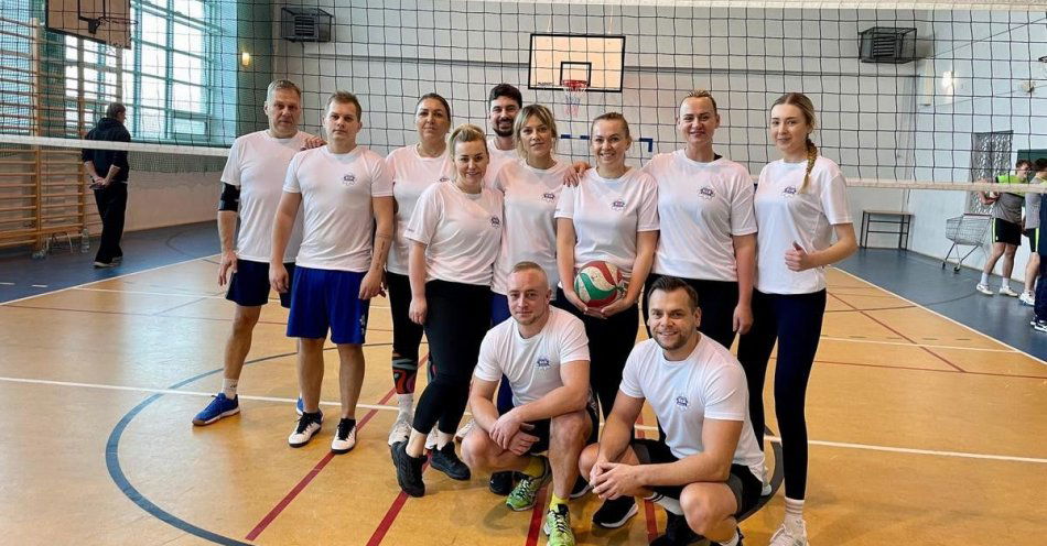 zdjęcie: Policyjna drużyna w sportowej walce z młodzieżą zdobyła podium / fot. KPP Międzyrzecz