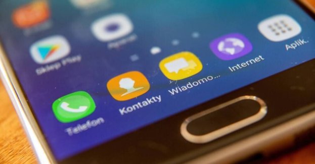 Senior stracił pół miliona złotych po instalacji aplikacji na telefonie