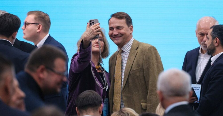 zdjęcie: Rozpoczęła się „konwencja zjednoczeniowa” PO, Nowoczesnej i Inicjatywy Polska / Warszawa, 25.10.2025. Wicepremier, minister spraw zagranicznych Radosław Sikorski (C) na konwencji krajowej Platformy Obywatelskiej w ATM Studio w Warszawie, 25 bm. Podczas wydarzenia zainicjowany zostanie proces stworzenia nowego ugrupowania wraz z Nowoczesną i Inicjatywą Polską. (aldg) PAP/Paweł Supernak