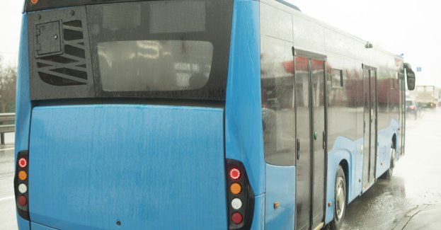 Po zderzeniu autobusu i ciężarówki zablokowana droga Olsztyn-Dobre Miasto