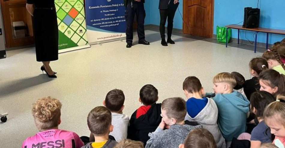 zdjęcie: Akcja odblaski uczy dzieci jak być widocznym / fot. KPP w Łobzie