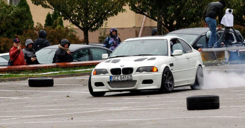 zdjęcie: MS: Nowa ustawa o przepisach w ruchu drogowym ma na celu poprawę bezpieczeństwa / Częstochowa, 13.10.2024. Pokaz zorganizowany przez uczestników II Pielgrzymki Drifterów na parkingu przy klasztorze na Jasnej Górze, 13 bm. Spotkanie drifterów z całej Polski odbywa się z inicjatywy Fundacji Bractwa Bezpiecznych Kierowców. Pokaz poprzedziła msza św. w Kaplicy Matki Bożej odprawiona przez Kustosza Jasnej Góry o. Waldemara Pastusiaka. (wd/jm) PAP/Waldemar Deska