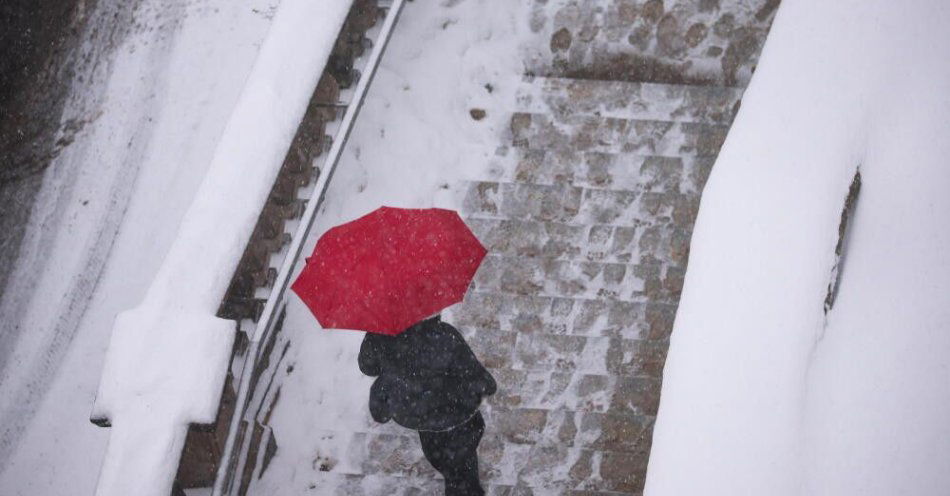 zdjęcie: IMGW ostrzega przed gołoledzią, są też alerty hydrologiczne / Warszawa, 14.01.2026. Opady śniegu w Warszawie, 14 bm. W najbliższych dniach na większości obszaru kraju spodziewane jest duże zachmurzenie i opady śniegu lub marznącego deszczu. (ls/ibor) PAP/Leszek Szymański